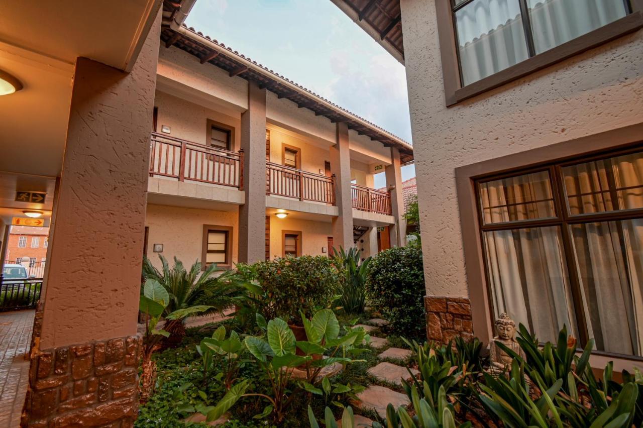 Villa Bali Luxury Guesthouse Bloemfontein Bagian luar foto